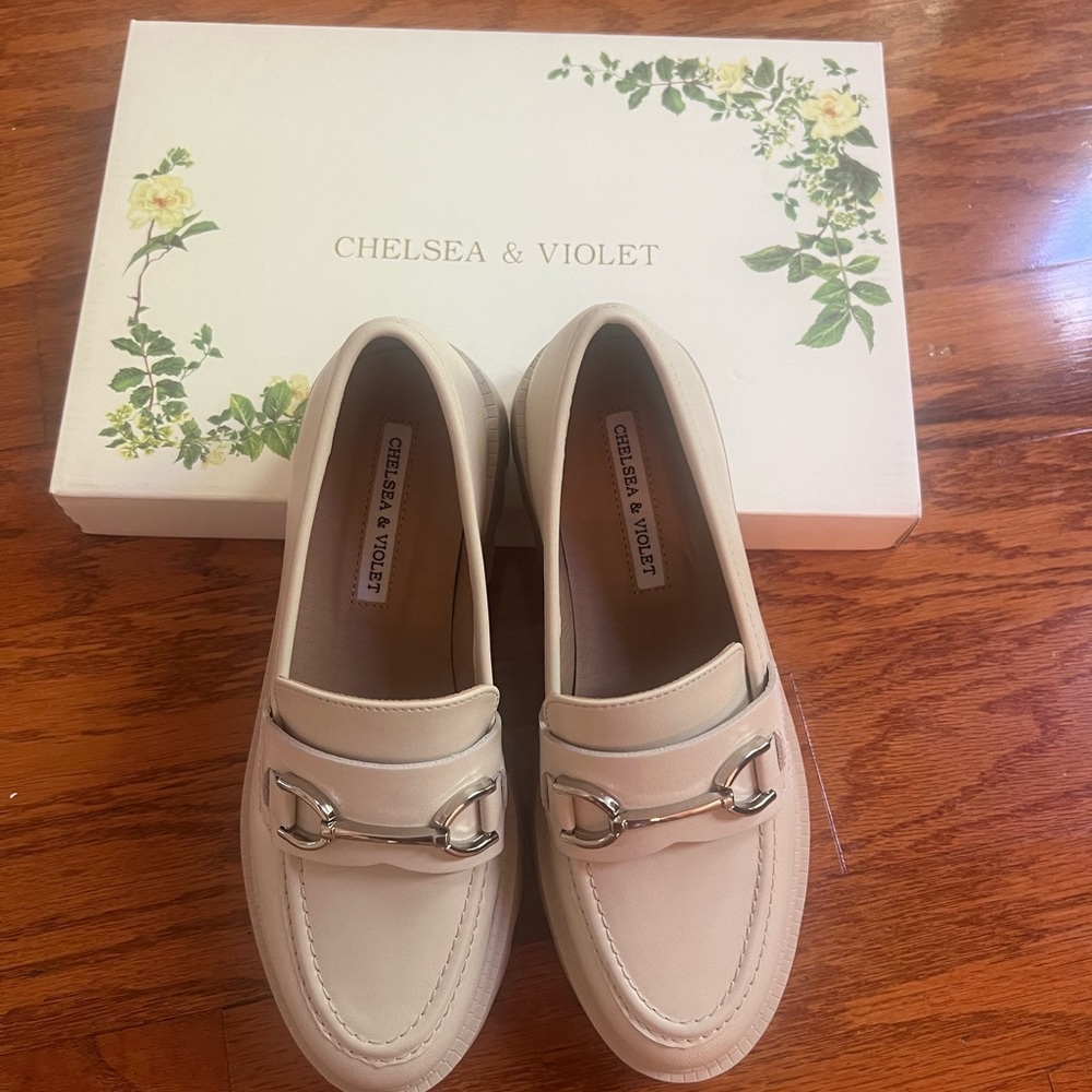 NWT Chelsea & Violet size 6 bone leather colored Vera lug sole woman’s s…